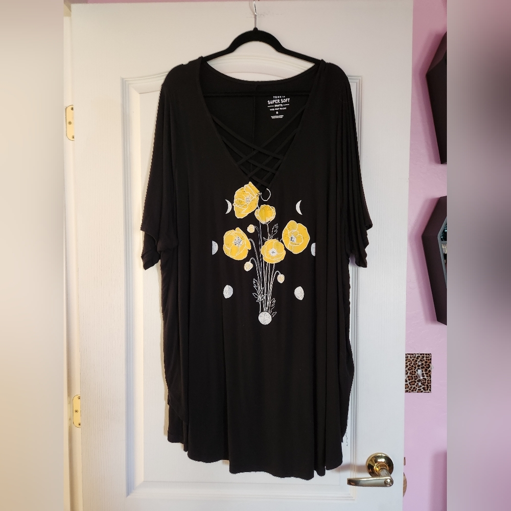 Torrid Size 6X Super Soft Black Top w/ Floral Design Plus Size Great Condtion